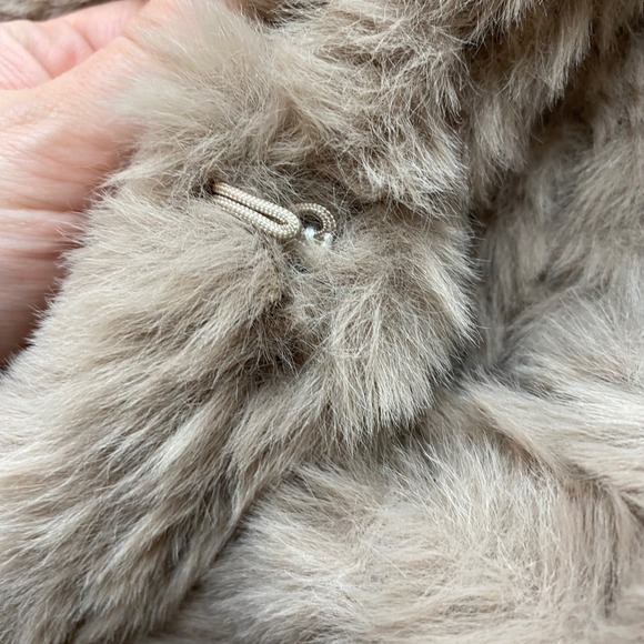Soft Surroundings Faux Fur Draped Vest NWT Taupe Plush Sleeveless Women's Medium - Picture 6 of 8